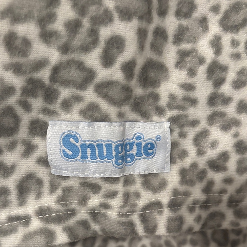 NWOT snow leopard Snuggie original wearable blanket w pockets.Gray Leopard Print